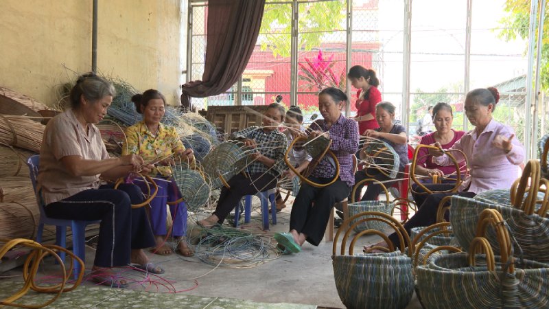 Gia công đồ mây tre đan đòi hỏi sự cẩn thận, khéo léo